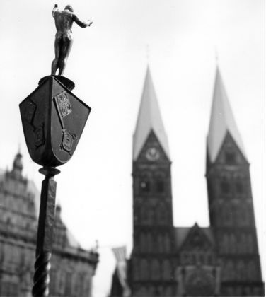 Bremen 1963 - der Bremer Schlüssel vor dem Bremer Dom