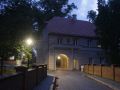 Schlossinsel Mirow - das historische Torhaus zur Blauen Stunde