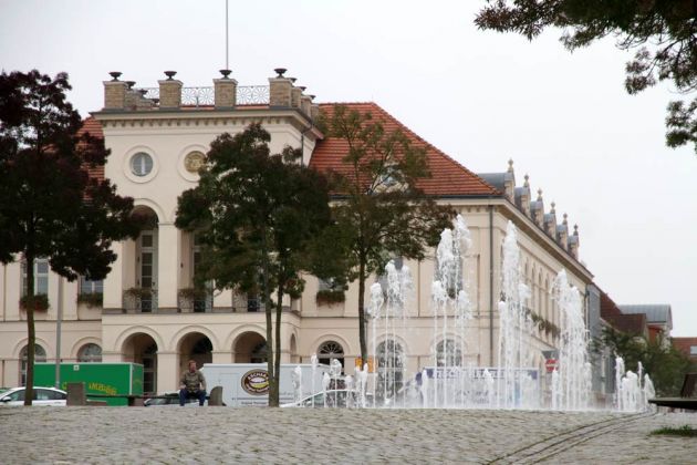 Residenzstadt Neustrelitz - der historische Marktplatz, Brunnen und Rathaus Residenzstadt Neustrelitz - der historische Marktplatz, Brunnen und Rathaus