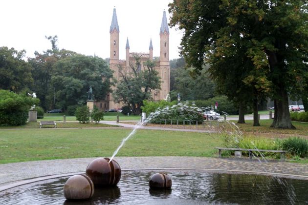 Residenzstadt Neustrelitz - Wasserspiel und Schlosskirche am Friedrich-Wilhelm-Buttel-Platz Residenzstadt Neustrelitz - Wasserspiel und Schlosskirche am Friedrich-Wilhelm-Buttel-Platz