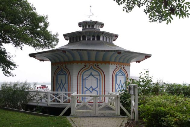 Residenzstadt Neustrelitz - der Chinesische Pavillon am Zierker See nahe der Weissen Brücke Residenzstadt Neustrelitz - der Chinesische Pavillon am Zierker See nahe der Weissen Brücke