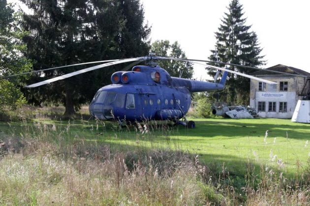 Der Hubschrauber Mil Mi-8TB, ex. 827, im Marineanstrich