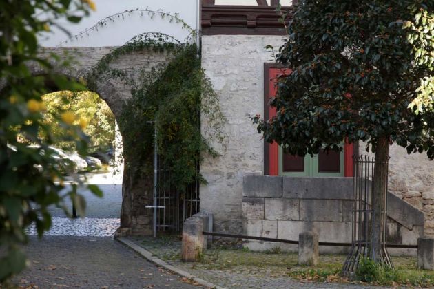 Bad Langensalza, vor dem Schlosse - der Durchgang zum Schlosshof Bad Langensalza, vor dem Schlosse - der Durchgang zum Schlosshof