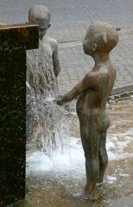 Mühlhausen, Thüringen - der Brunnen mit zwei Kinder-Skulpturen auf dem Untermarkt