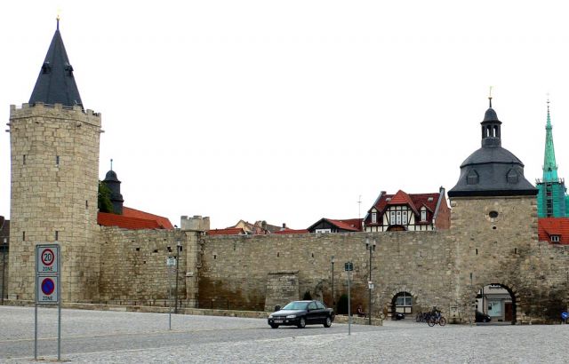 Mittelalterliche Reichsstadt Mühlhausen - das innere Frauentor und der Rabenturm mit der historischen Stadtmauer