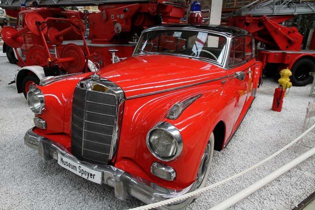 Mercedes-Benz 300 D, Baujahr 1958 - Feuerwehr-Einsatzfahrzeug, ausgestellt im Technik-Museum Speyer Mercedes-Benz 300 D, Baujahr 1958 - Feuerwehr-Einsatzfahrzeug, ausgestellt im Technik-Museum Speyer