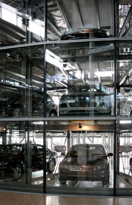 Volkswagen - der Fahrzeug-Auslieferungs-Turm in der Gläsernen Manufaktur Dresden
