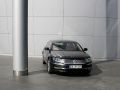 Der Volkswagen Phaeton, Baujahre 2002 bis 2016 - vor der Gläsernen Manufaktur in Dresden