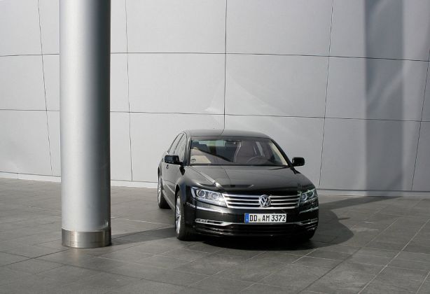 Der Volkswagen Phaeton, Baujahre 2002 bis 2016 - vor der Gläsernen Manufaktur in Dresden