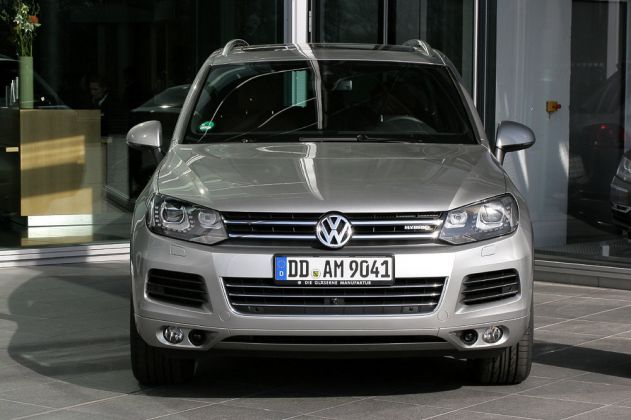 Ein Volkswagen Touareg Hybrid der zweiten Generation der Baujahre 2010 bis 2018 vor der Gläsernen Manufaktur in Dresden