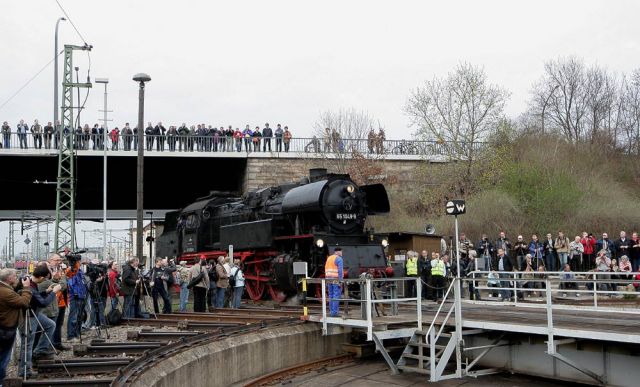 Das Bahnbetriebswerk Dresden-Altstadt - die Dampflokomotive 65 1049-9 fährt auf der Drehscheibe