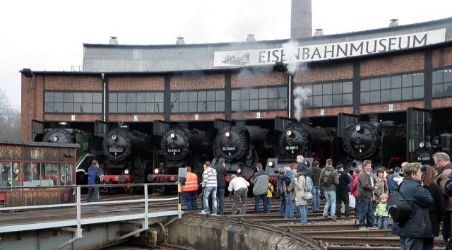 Das Bahnbetriebswerk Dresden-Altstadt - der Ringlokschuppen des Eisenbahnmuseums mit den Dampfloks des Verkehrsmuseums Dresden