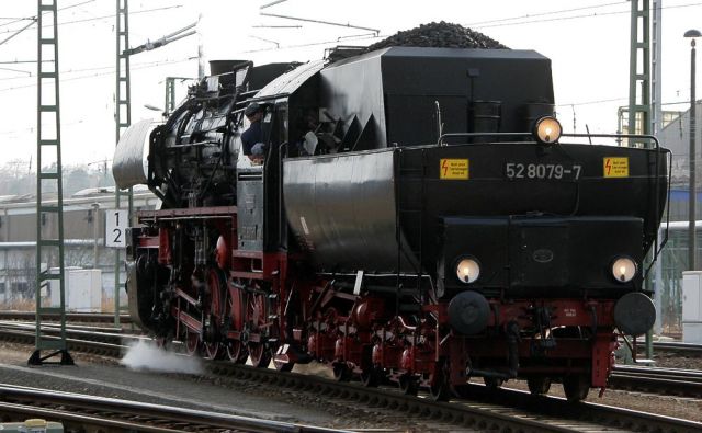 Das Bahnbetriebswerk Dresden-Altstadt - die Dampflokomotive 52 8047-4 bei einer Rangierfahrt