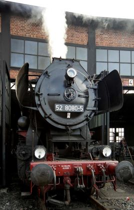 Eisenbahnmuseum Dresden-Altstadt - die Dampflokomotive 52 8080-5 vor dem Ringlokschuppen