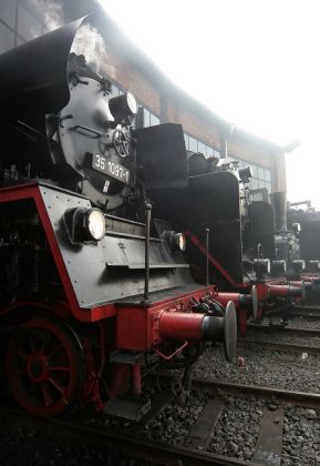 Eisenbahnmuseum Dresden-Altstadt - historische Dampfloks vor dem Ringlokschuppen, vorn die 35 1097-1