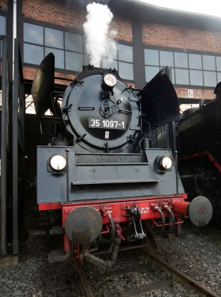 Eisenbahnmuseum Dresden-Altstadt - die Dampflok  35 1097-1 vor dem Ringlokschuppent