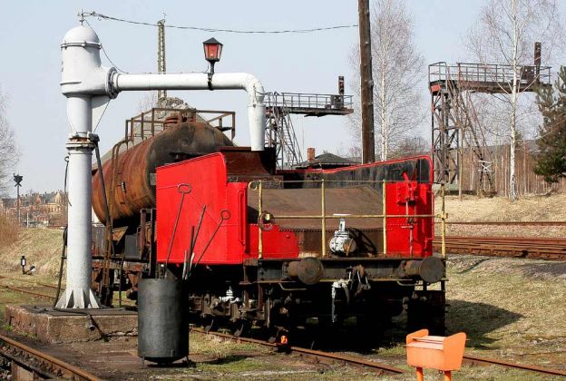 Relikte der Bahnvergangenheit im Sächsischen Eisenbahnmuseum Chemnitz-Hilbersdorf – ein Wasserkran und ein Dampflok-Tender