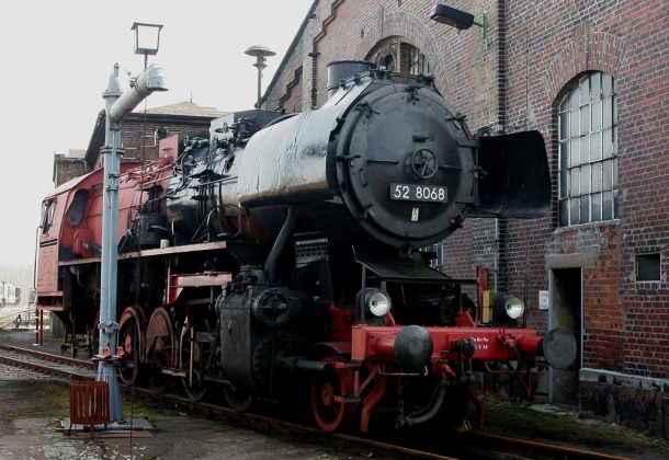 Sächsisches Eisenbahnmuseum Chemnitz-Hilbersdorf - die Dampflok 52 8068 Baureihe 52.80 wurde 1962 aus 52 3311 rekonstruiert.