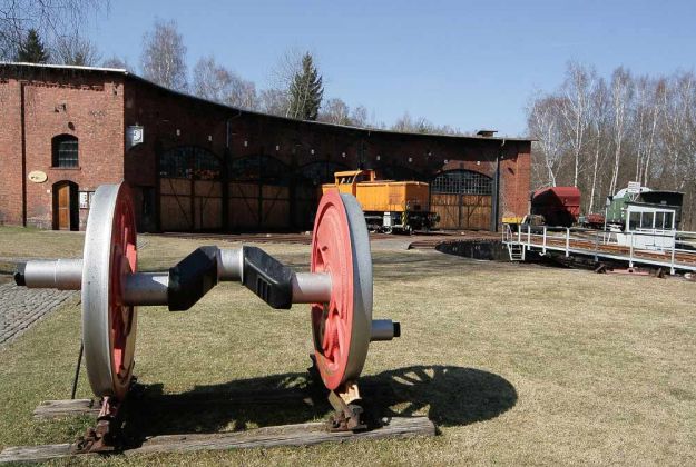 Eisenbahnmuseum Schwarzenberg - ein Dampflok-Radsatz vor   dem Rundlokschuppen