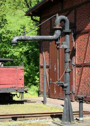Das Sächsische Schmalspurbahn-Museum Rittersgrün - der historische Wasserkran vor dem Lokschuppen