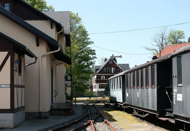 Das Sächsische Schmalspurbahn-Museum Rittersgrün - Personenwagen am Empfangsgebäude