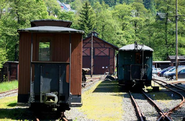 Das Sächsische Schmalspurbahn-Museum Rittersgrün - historische Personenwagen vor dem Lokschuppen