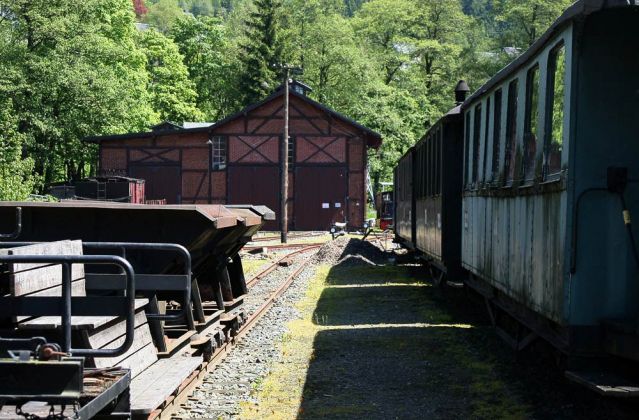 Das Sächsische Schmalspurbahn-Museum Rittersgrün - historische Waggons vor dem Lokschuppen