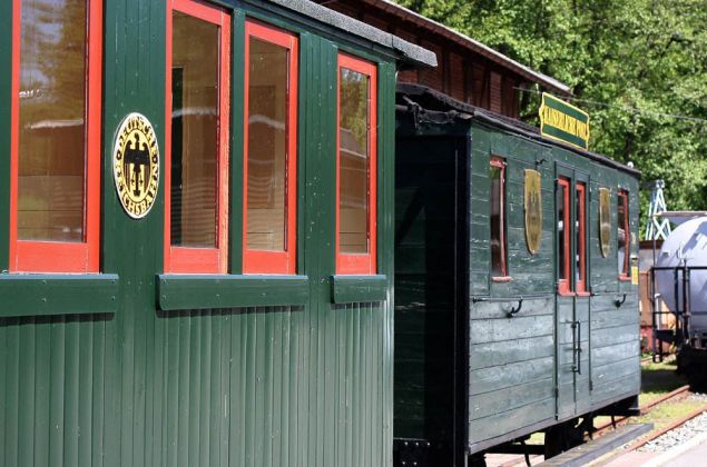 Das Sächsische Schmalspurbahn-Museum Rittersgrün - ein historischer Personenwagen und der Kaiserliche Postwagen