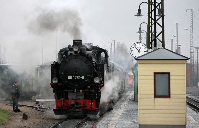 Lössnitzgrund-Bahn - die Schmalspur-Dampflok 99 1761 mit einem Personenzug vor der Abfahrt in Radebeul-Ost