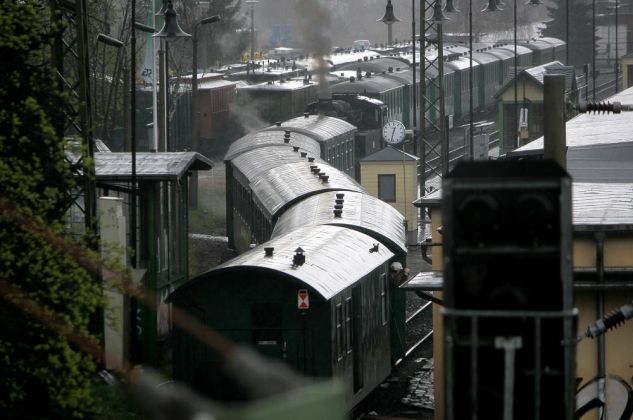 Lössnitzgrund-Bahn - Die Schmalspur-Dampflok 99 1761 hat Einfahrt in den Bahnhof Radebeul-Ost
