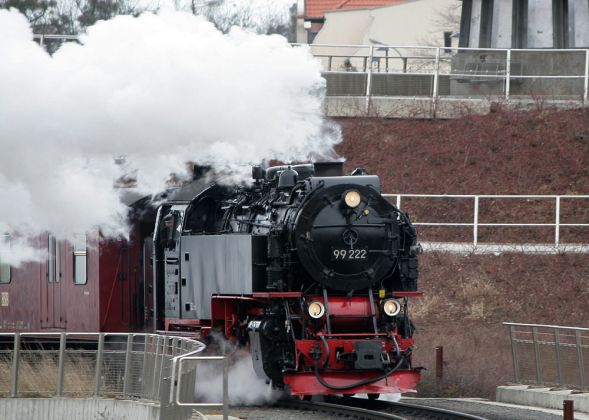 Die Einheits-Lokomotive 99 222 verlässt den Dampfbahnhof Wernigerode mit einem Zug der Brockenbahn