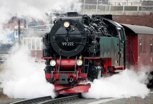 Die Einheits-Lokomotive 99 222 mit einem Zug der Brockenbahn zwischen dem Dampfbahnhof Wernigerode und Bahnhof Wernigerode-Westerrntor