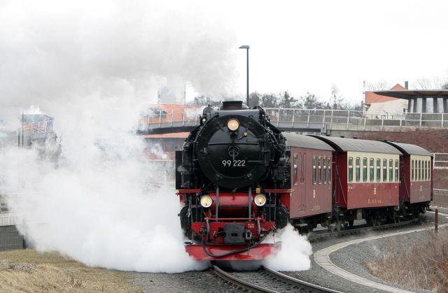 Die Einheits-Lokomotive 99 222 mit einem Zug der Brockenbahn zwischen dem Dampfbahnhof Wernigerode und Bahnhof Wernigerode-Westerrntor