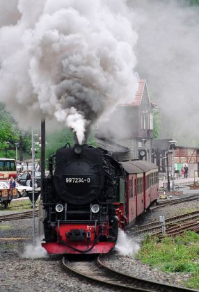 Volle Dampf-Entwicklung - der Dampfzug der Selketalbahn mit der Neubaulok 99 7234 verlässt den Bahnhof Alexisbad