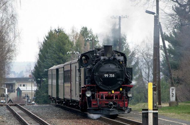Die Zittau-Oybin-Jonsdorfer-Eisenbahn, der Dampfzug mit der 99 758 beim Anstieg ins Zittauer Gebirge.vor Olbersdorf