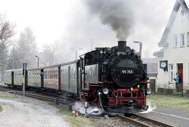 Die Zittau-Oybin-Jonsdorfer-Eisenbahn, der Dampfzug mit der 99 758 am Haltepunkt Olbersdorf