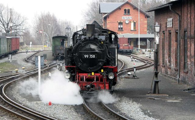 Die Zittau-Oybin-Jonsdorfer-Eisenbahn - Rangierfahrt der Dampflok 99 758 in Bertsdorf 
