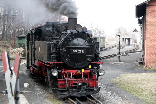 Die Zittau-Oybin-Jonsdorfer-Eisenbahn - Abfahrt des Dampfzuges mit der 99 758 aus Bertsdorf nach Jonsdorf