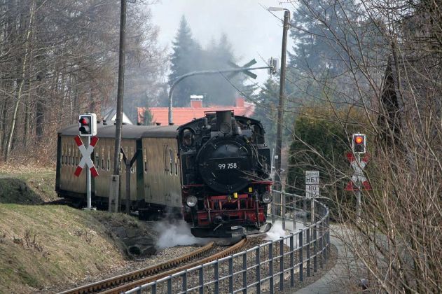 Die Zittau-Oybin-Jonsdorfer-Eisenbahn - der Dampfzug mit der 99 758 am Haltepunkt Teufelsmühle vor Oybin