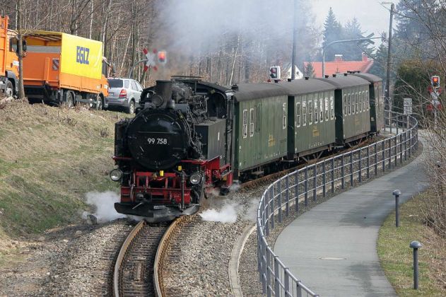 Die Zittau-Oybin-Jonsdorfer-Eisenbahn - der Dampfzug mit der 99 758 am Haltepunkt Teufelsmühle vor Oybin