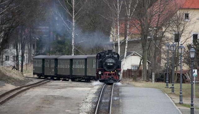 Die Zittau-Oybin-Jonsdorfer-Eisenbahn - Einfahrt des Dampfzuges mit der 99 758 in den Bahnhof Oybin