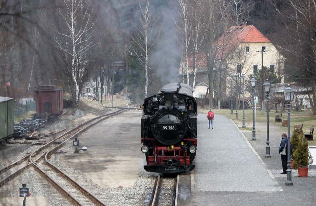 Die Zittau-Oybin-Jonsdorfer-Eisenbahn - Einfahrt des Dampfzuges mit der 99 758 in den Bahnhof Oybin