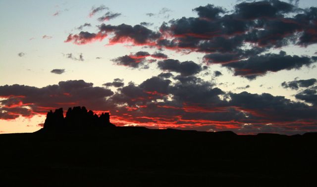Rundreise USA der Westen - Bizarrer Felsen im Abendlicht bei Halchita zwischen Mexican Hat und Monument Valley, Utah