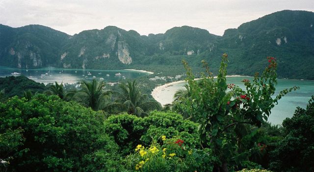 Blick vom Lookout auf Ko Phi Phi Don - Ko Phi Phi