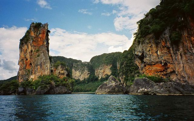 Kalkstein-Felsen am Rai Leh Beach - ein Ausflug mit dem Longtail-Boat vom Ao Nang Beach bei Krabi