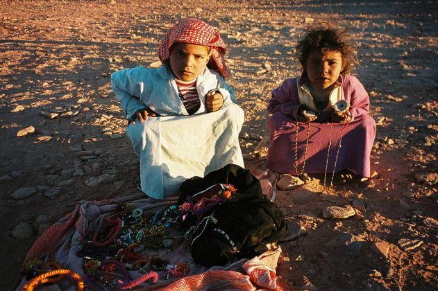 In der Wüste Sinai - Beduinen-Kinder als Souvenir-Verkäufer von Drusen mit Kristallkern 