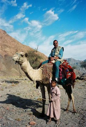 Wüste Sinai - unser Autor und Fotograf Helmut Möller mit seinem Kamel und dessen Führer