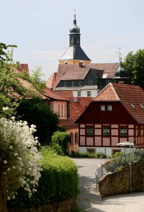 Der Erholungsort Hohnstein mit der Stadtkirche in der Sächsischen Schweiz