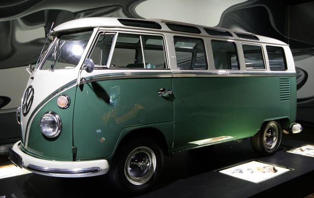 Ein Volkswagen-Sambabus des Baujahres 1966 stellt sich vor - Zeithaus in der Autostadt n in Wolksburg