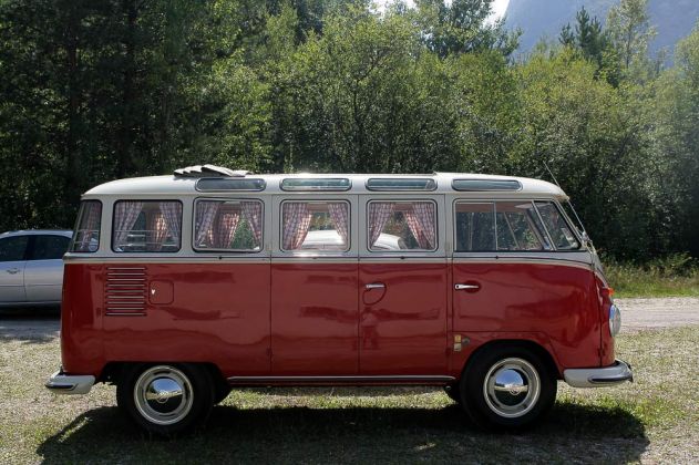 Ein Volkswagen T 1 Sambabus in Campingausführung der ersten Ausführung – gesehen in Ferlach, Kärnten in Österreich